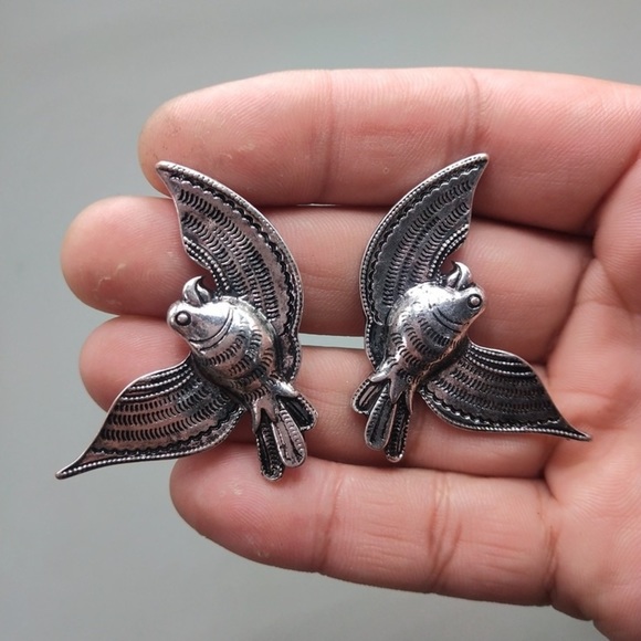 Vintage Silver flying bird stud earring - Picture 2 of 3